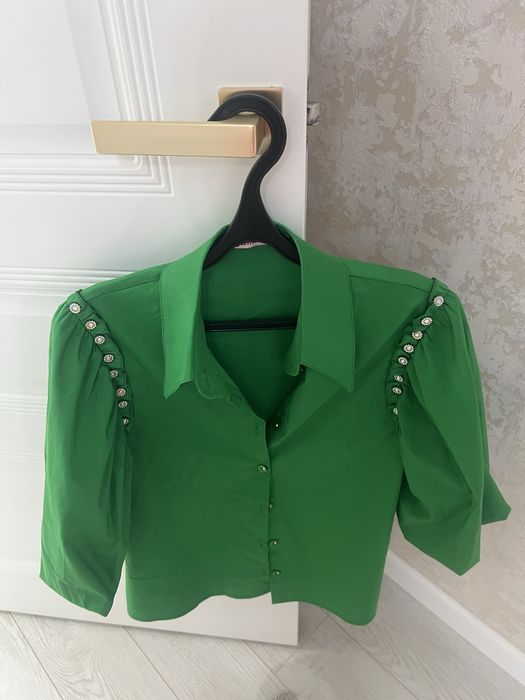 Киімдер сатылады