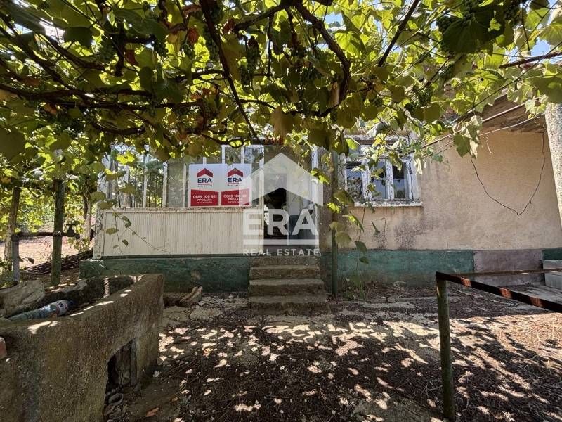 Ексклузивна къща с отремонтиран покрив за продажба в центъра на село С