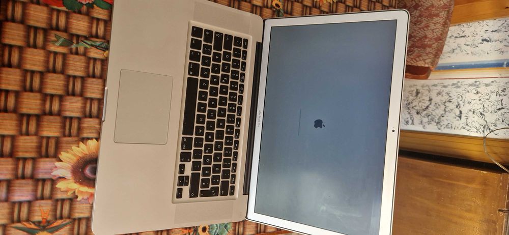 MacBook Pro 15" Mid 2010 | i7 2.66GHz | 8GB RAM | Încărcător original