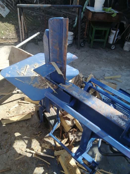 Vînd despicator de lemne motor diesel  Timiș