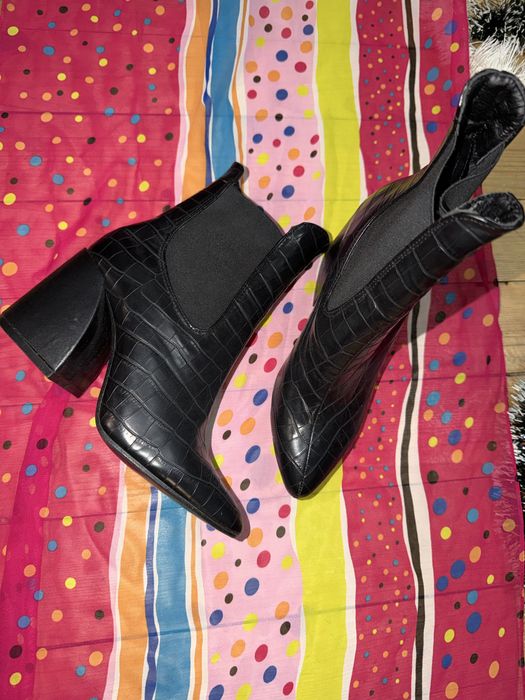 Чисто нови страхотни кожени боти с ток