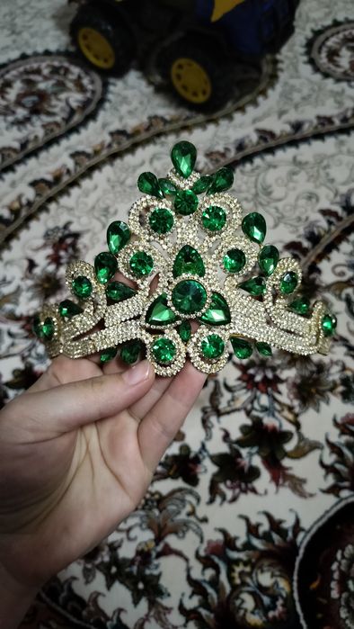 Зелёный ансамбль с короной .Зелёное Вечернее платье с короной