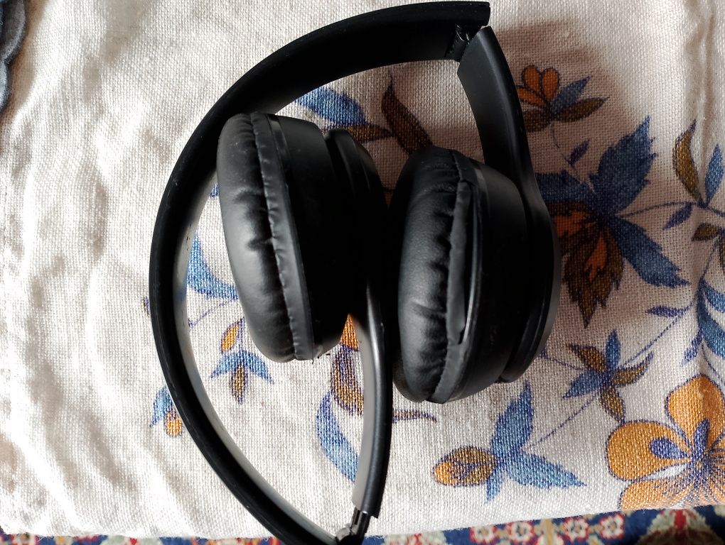 Продавам безжични Bluetooth слушалки