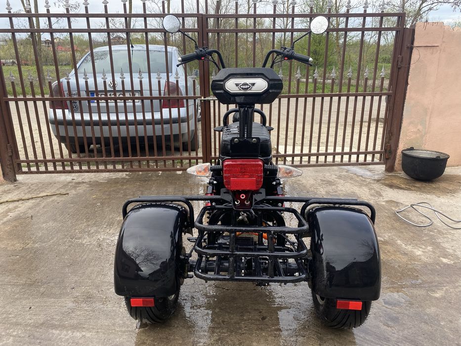 Vand triciclu electric ca nou !