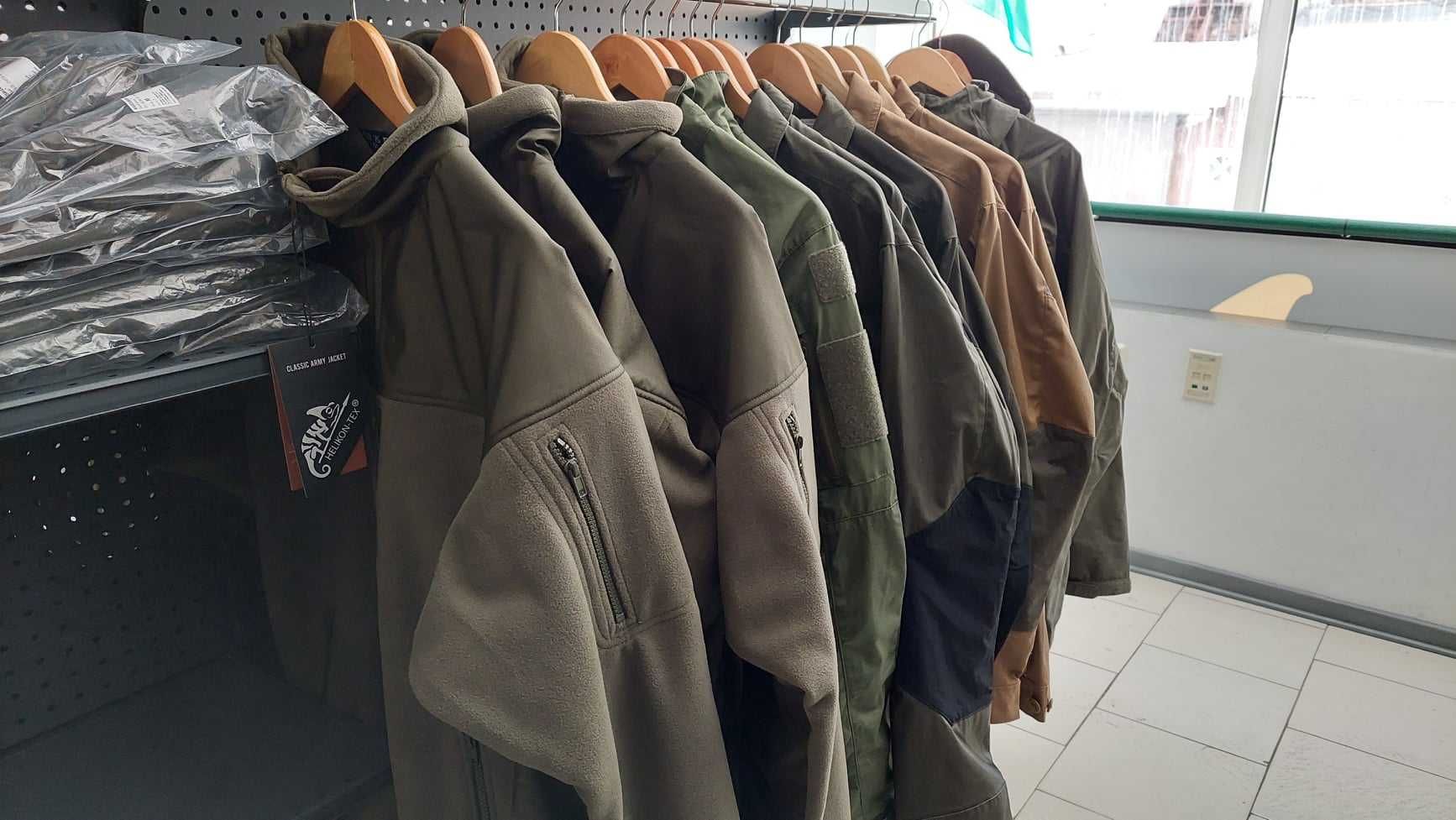 Стелаж за дрехи за магазин