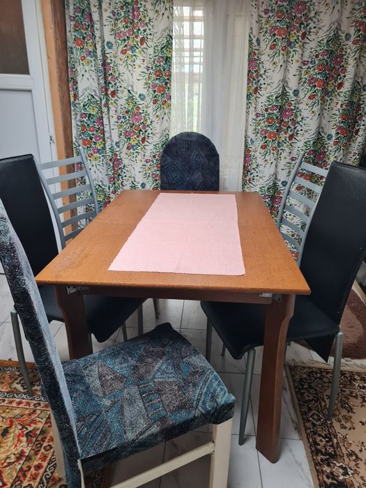 Masă de lemn extensibilă