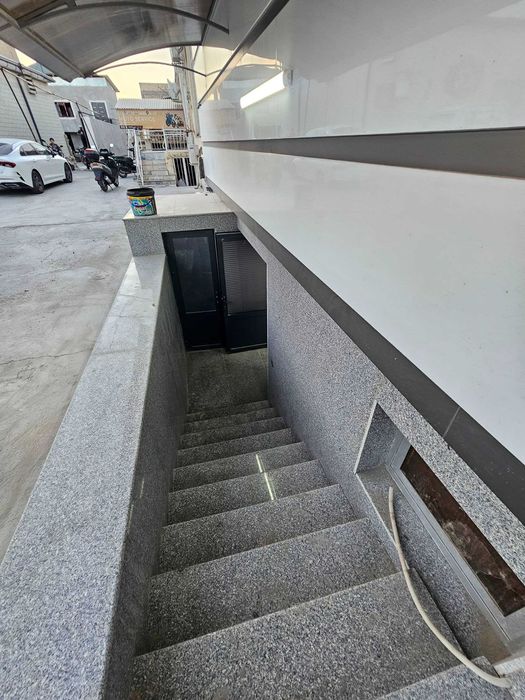 Tayyor bino podvali bilan birga sotiladi.