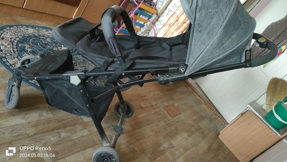 Детская коляска складывается как чемодан.