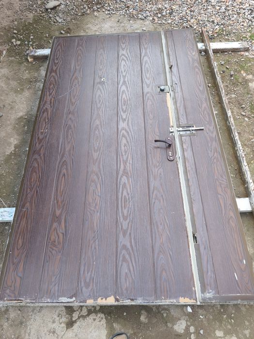 Железная двустворчатая дверь с установкой.