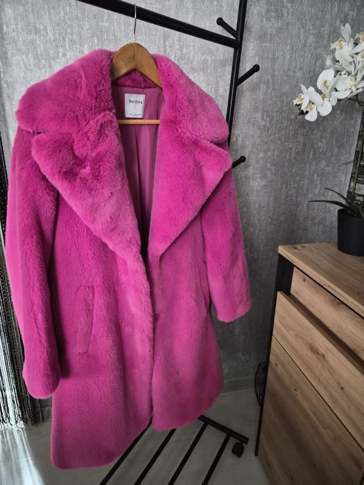 Дамско плюшено палто в ярко розов цвят
A sleek editorial portrait in a