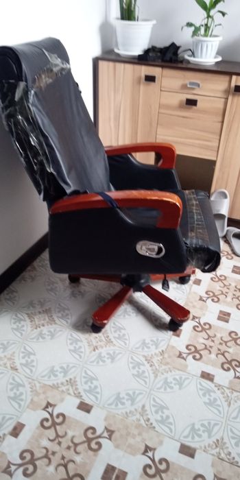 Кресло офисное в хорошем состояний