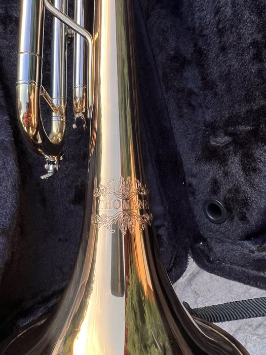 Trompetă Thomann – stare impecabilă + cutie premium + stativ inclus