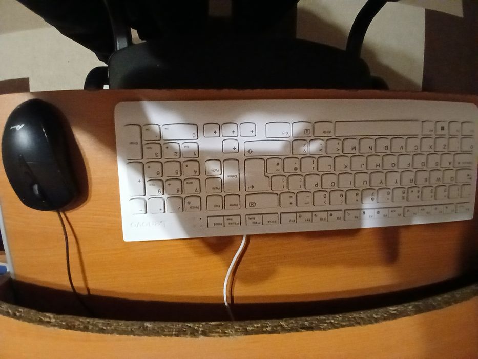 Calculator Lenovo All-in-One i5 / 8GB RAM / SSD – Vand urgent Va rog