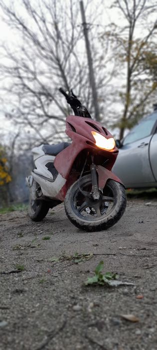 Scuter 49cc 2t rosu cu alb