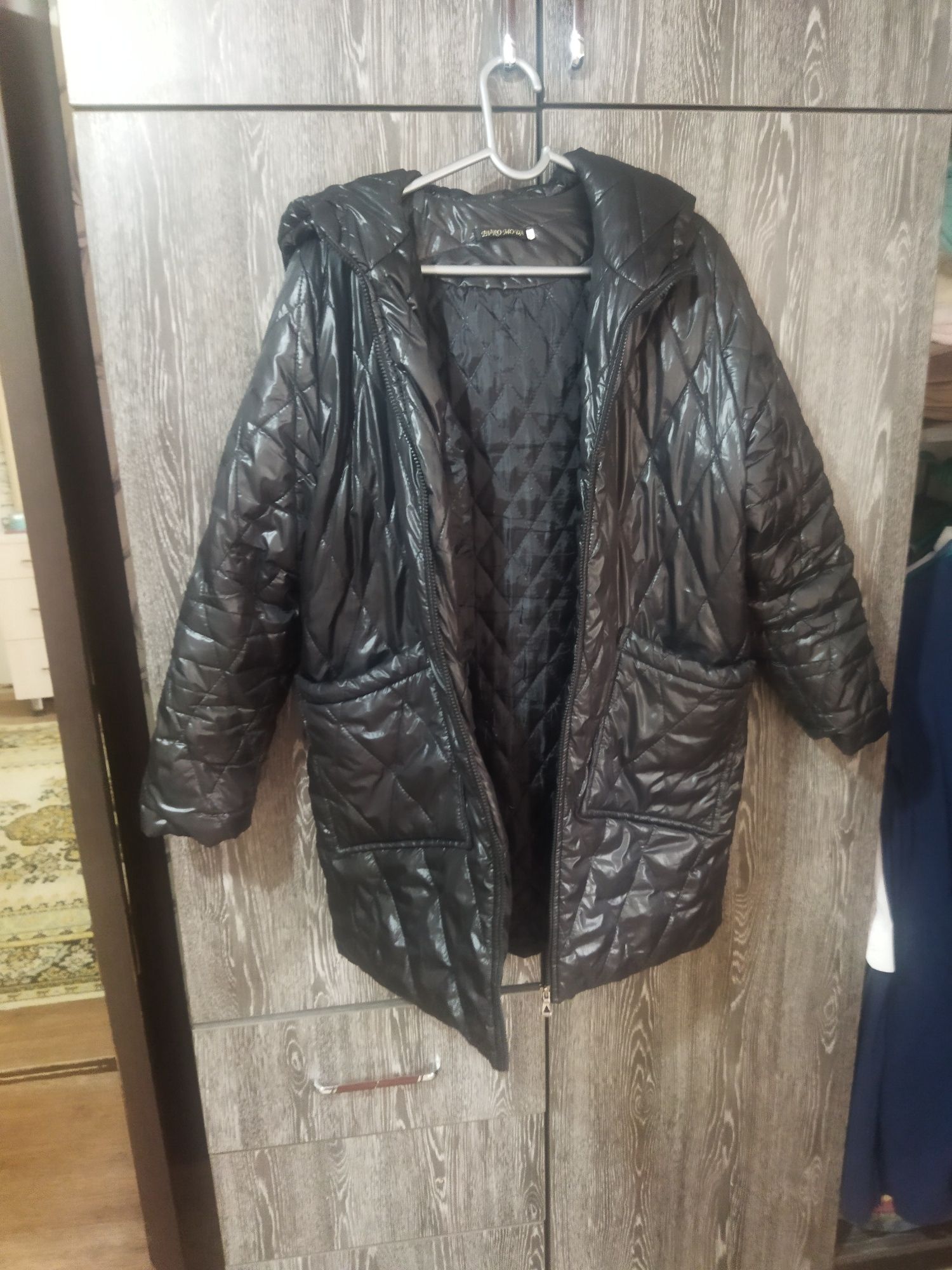 Продам женскую демисезонную  куртку можно  на теплую зиму