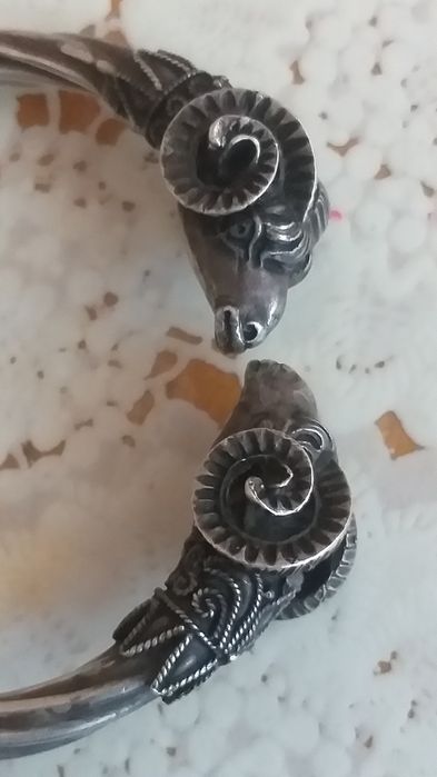 Vand o piesă veche din argint