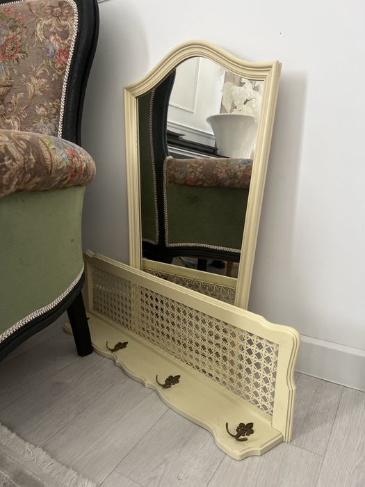 Зеркало с вешалкой