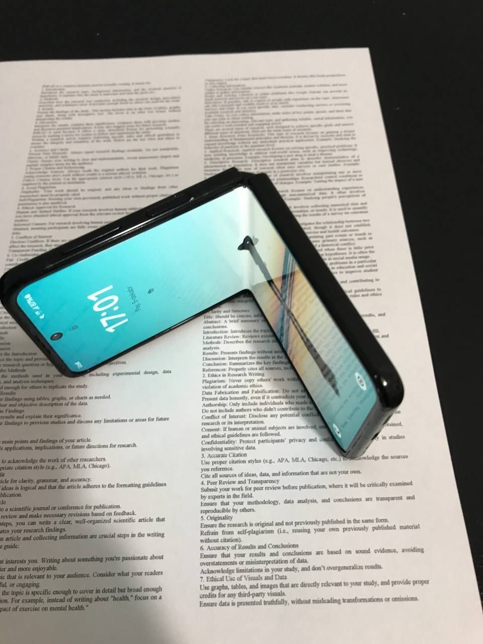 Samsung Zflip 3 sotiladi xolati zòr zaryadi 2kungacha yetadi