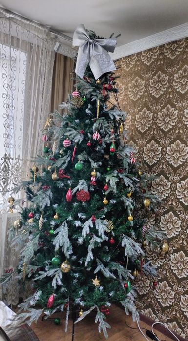 Продам елку с игрушками.
