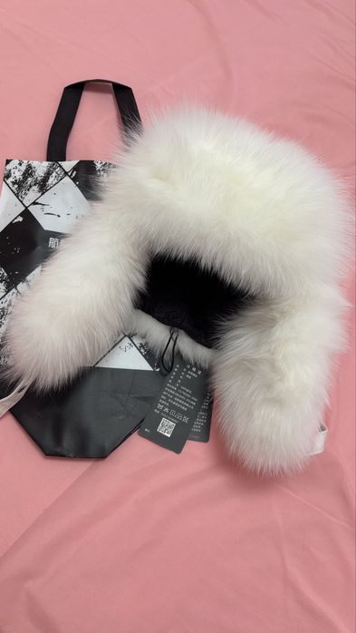 Женская меховая ушанка из лисего меха — белая, роскошная