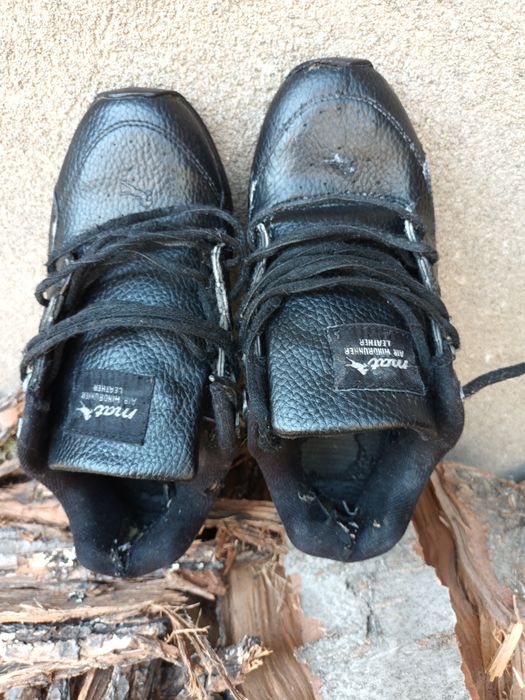 Продавам обувки с връзки