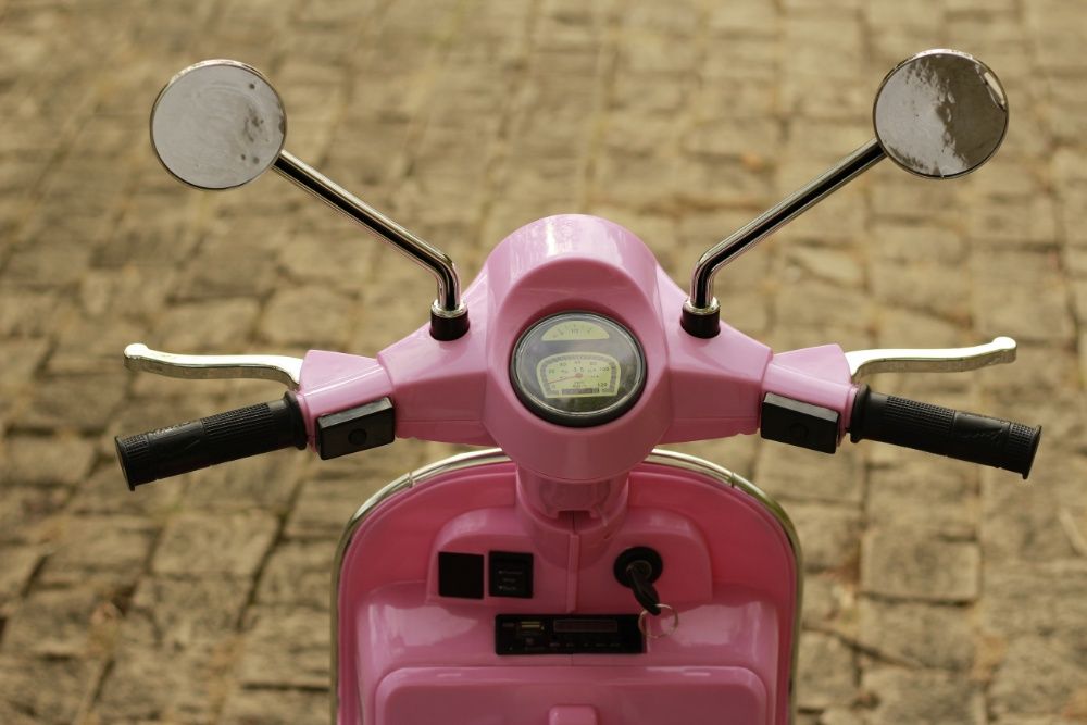 Scuter electric pentru copii Piaggio Vespa Roller 50W 12V 7Ah #Pink