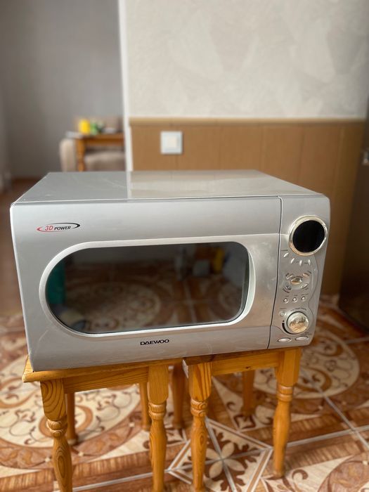 Daewoo—вместительная микроволновка, большая камера идеальна для семьи.