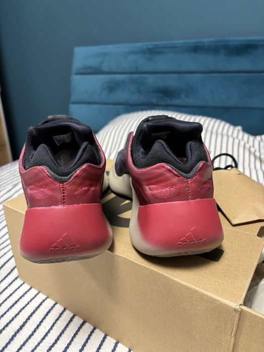 Обувки Yezzy 700