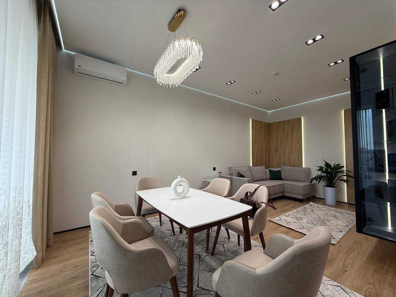 Golden House  ЖК Инфинити  ул. Азимова 2/7/14 65м2
