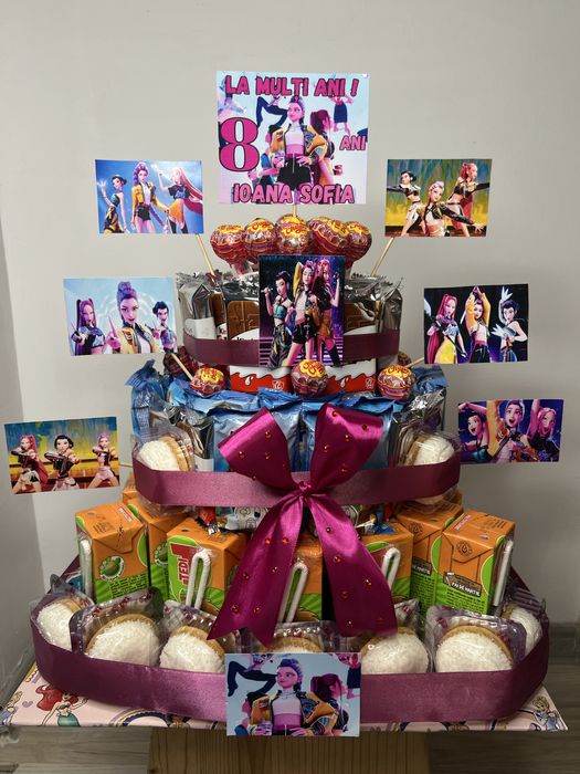 Tort din dulciuri ambalate