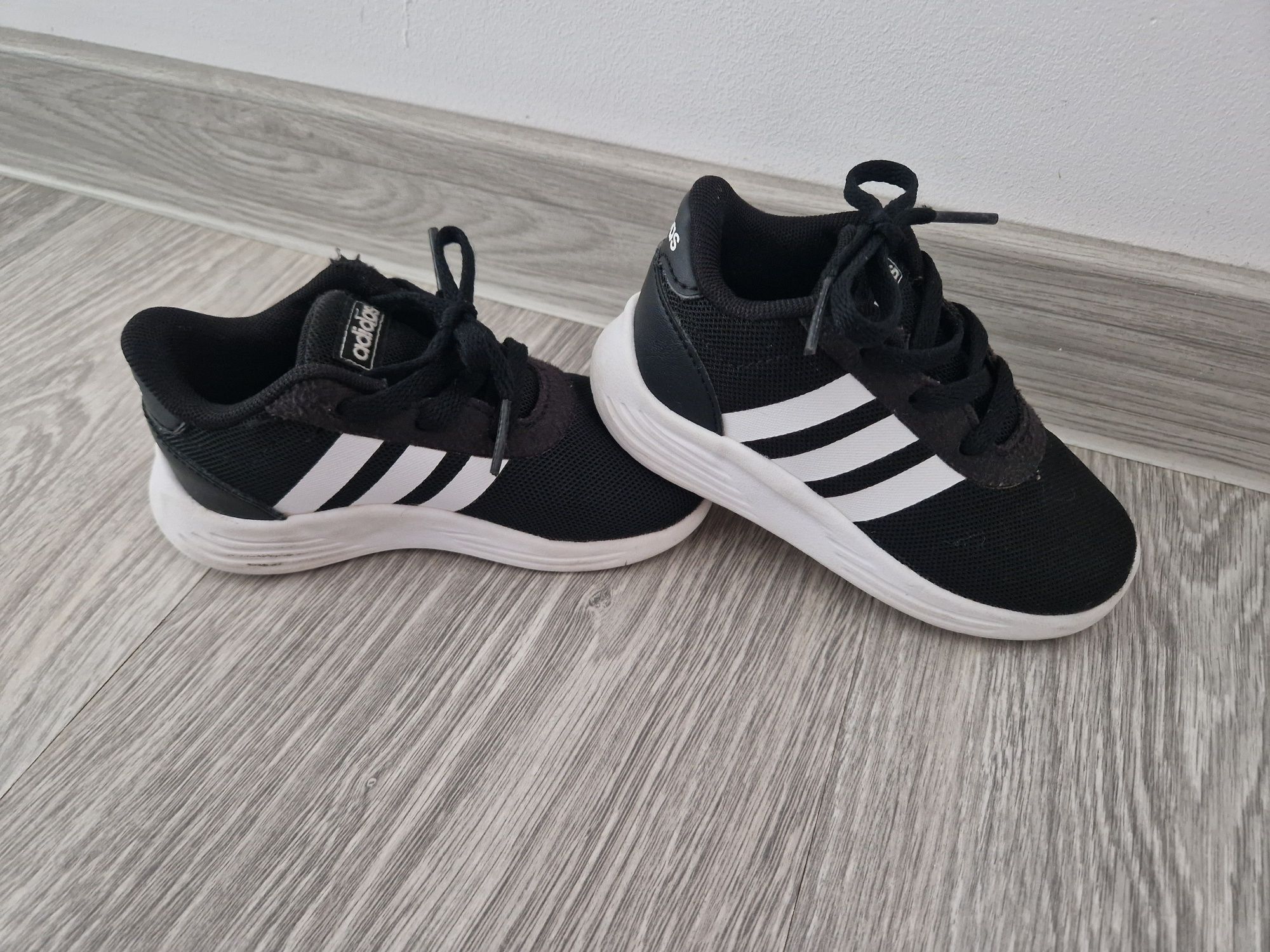 Adidași adidas mărimea 24