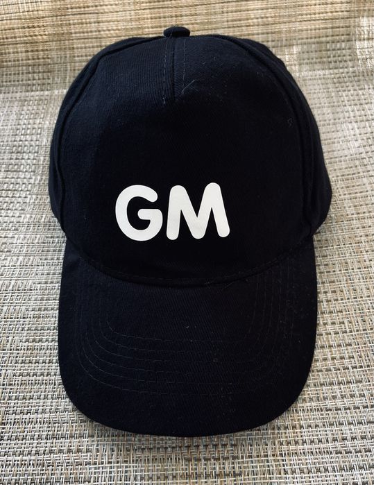 Модерна черна шапка бейзболка