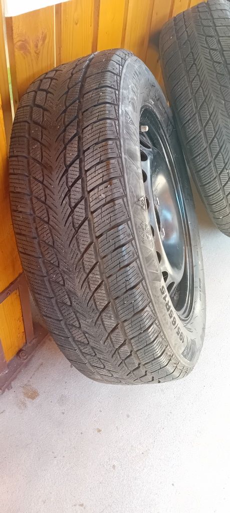 Set 4 anvelope de iarnă echipate cu jante de tablă pe 195/65 R15