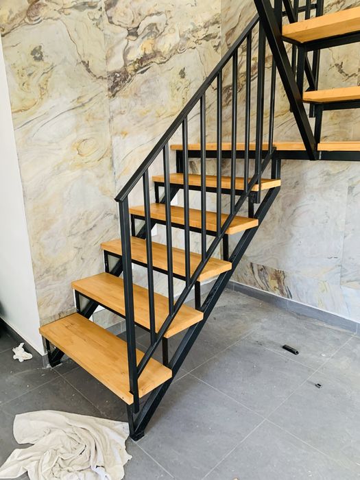 Scari interior ,balustrada fier,balcoane,trepte lemn,porti,jaluzele