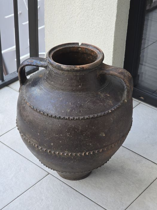 Голяма стара гръцка стомна