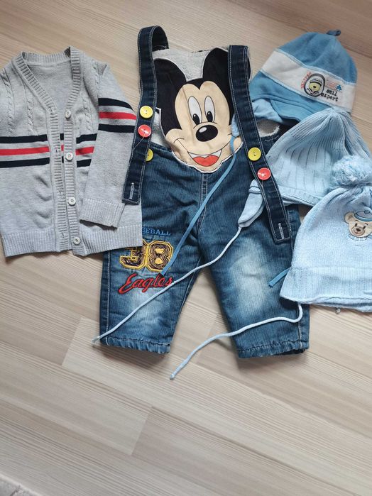 Blugi salopeta, pulovăr + căciuli 1-2 ani