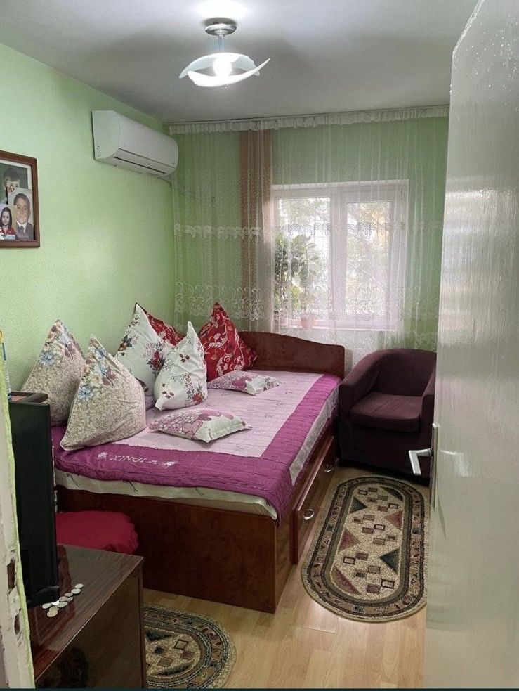 Apartament 3 camere decomandat, et. 4/4 cu acoperis