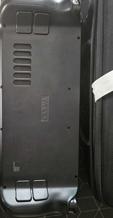 Продавам Steam Deck – 64GB (eMMC) + 128GB microSD + оригинален калъф
