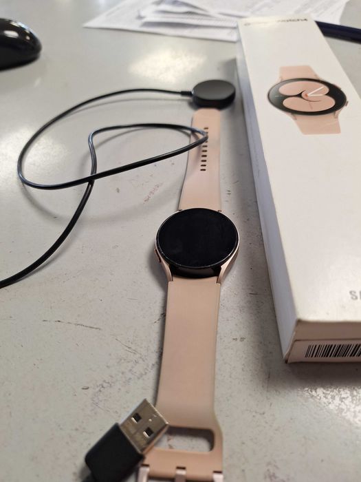 Дамски смарт часовник Samsung galaxy Watch 4