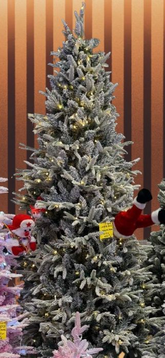 Коледна елха с вградени лампички по връхчетата