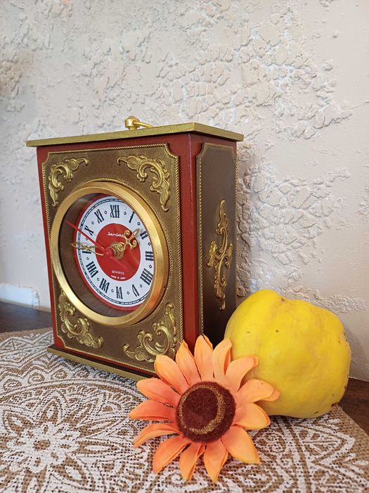 Дървен руски ретро часовник