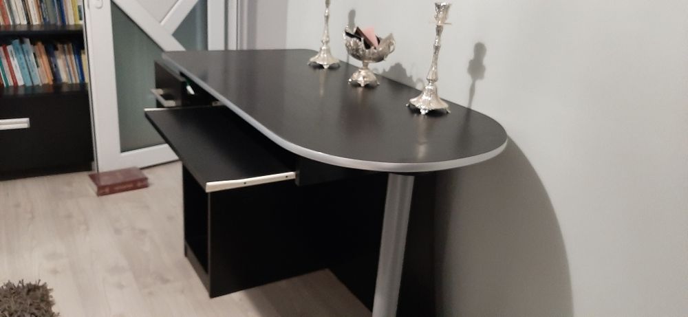 Masă și scaun de birou