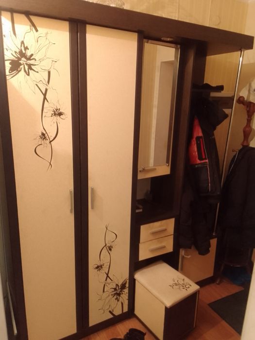 Прихожая со шкафами