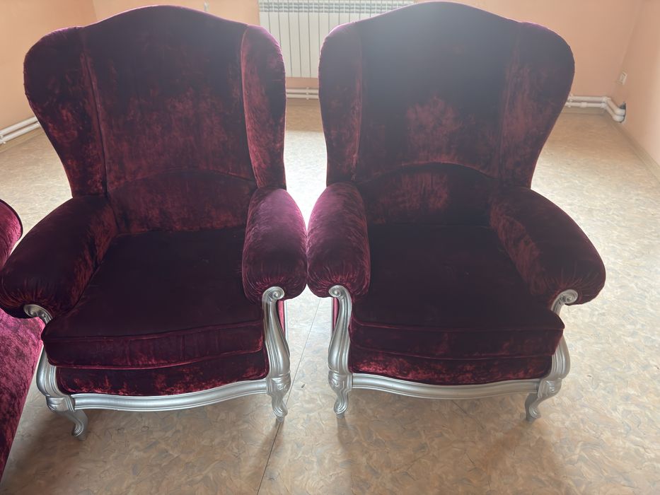 Диваны и два кресла