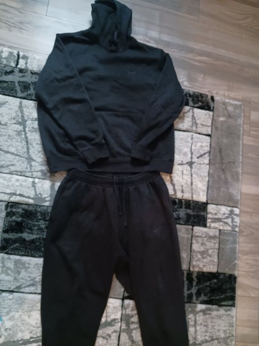 Vând trening nike de barbati!