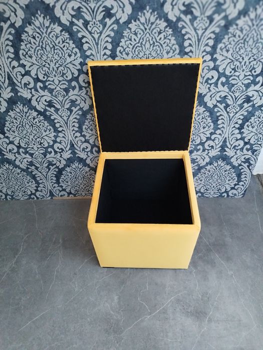 Vând taburet cheserfield cu spatiu depozitare din catifea galben musta