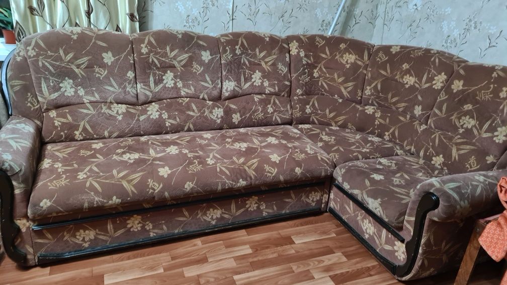 Угловой диван   в хорошем состоянии