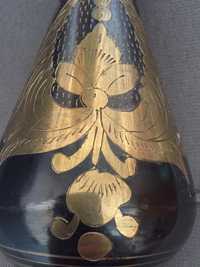Чёрная металлическая ваза с золотым орнаментом
