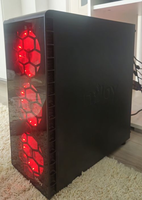 Calculator cu monitor, boxe și tastatură