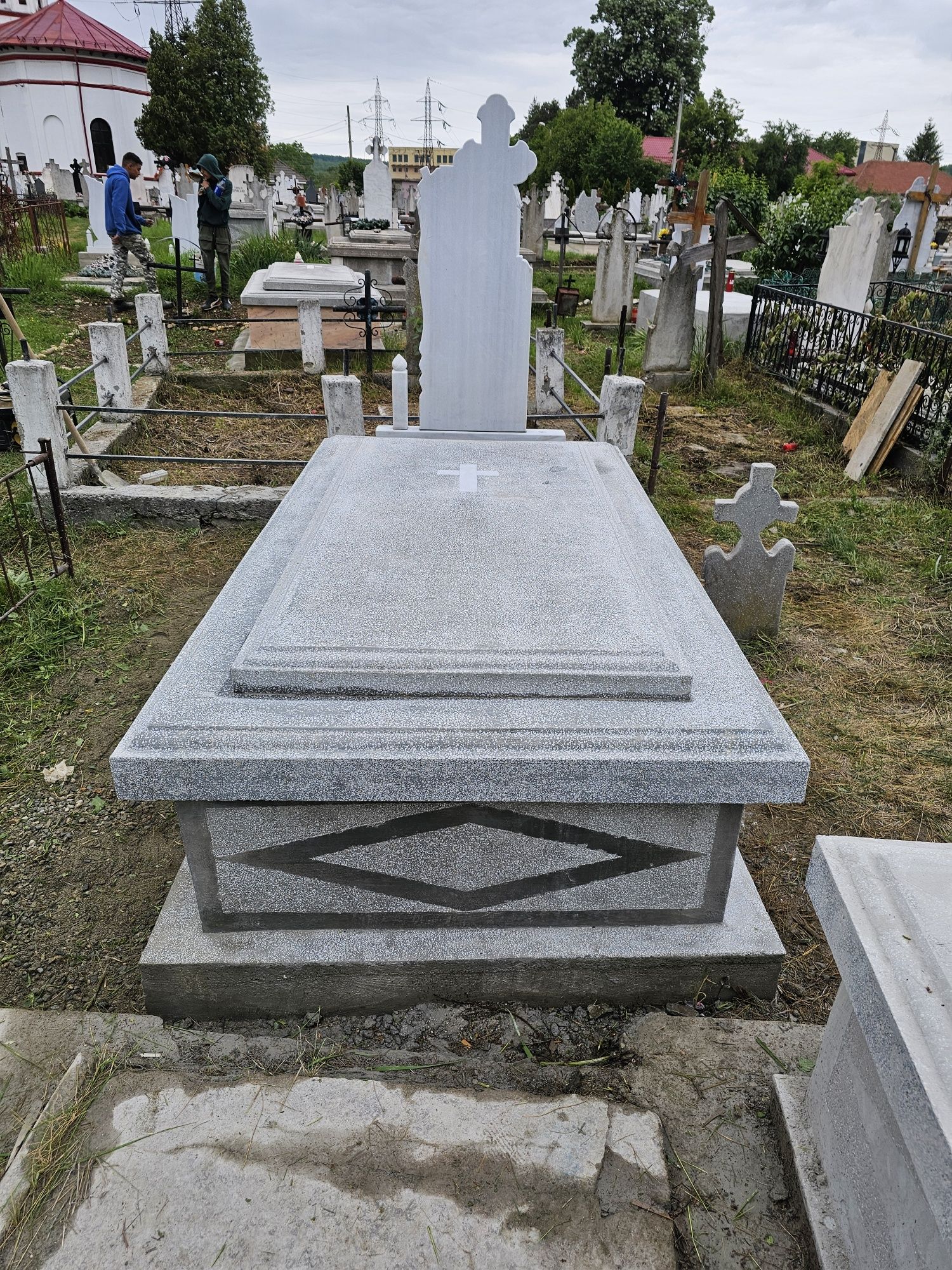 Monumente funerare